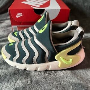 Kids Nike Dynamo Go sneakers